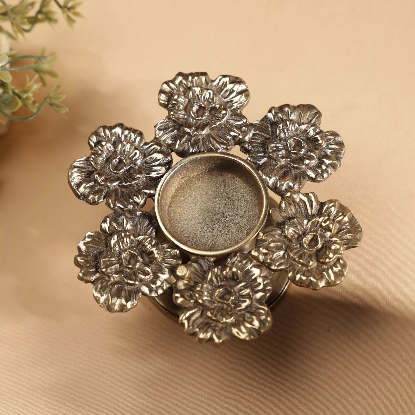 Antique Finish Brass Chrysanthemum Flowers T-Light Candle Holder